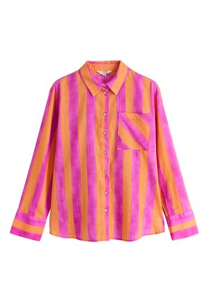 Langærmet skjorte med knapper, med lodrette orange og pink striber og en frontlomme med diagonale striber.