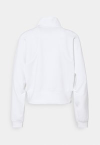 Hvid cropped jakke med høj krave, lange ærmer og ribbede manchetter. Glat tekstur og simpelt design uden mønstre eller hardware.