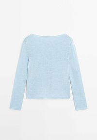 Pull tricoté bleu clair à manches longues avec un large col, présenté à plat avec le dos vers le haut sur un fond blanc.