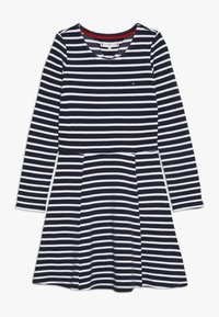 Granatowa sukienka w paski z białymi akcentami, z długimi rękawami, okrągłym dekoltem i rozkloszowanym dołem. Gładka tekstura, z małym logo.