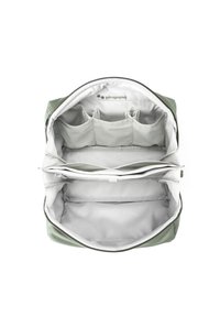 Rechteckiger grüner Rucksack mit Reißverschluss, ausgestattet mit einem grauen Innenraum, mehreren Netzfächern und einem gepolsterten Rückenteil.