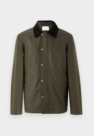 Casaco verde-azeitona com colarinho de veludo cotelê preto, mangas longas e fecho frontal com botões de pressão.