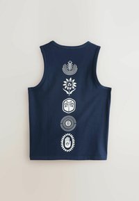 Camiseta sin mangas de color marino con diseños gráficos blancos que incluyen flores y símbolos dispuestos verticalmente en la parte posterior. Material de algodón.
