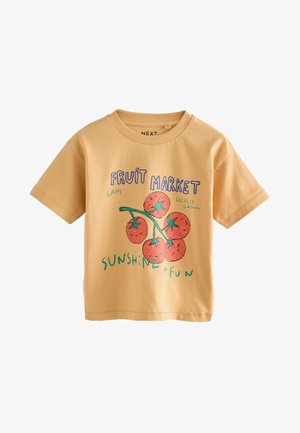 Kurze Ärmel, gelbes Baumwoll-T-Shirt mit einer grafischen Illustration von Tomaten und dem Text "FRUCHTMARKT" sowie "SONNE & SPASS" darunter.