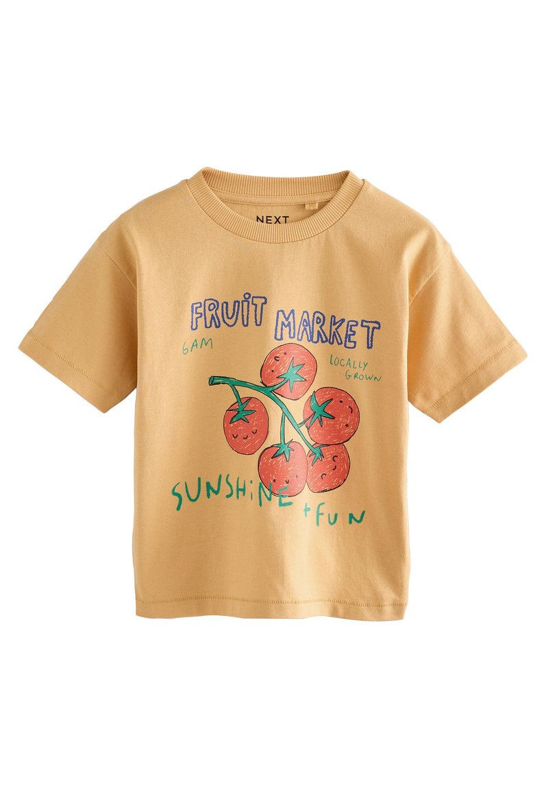 Camiseta de algodón amarilla de manga corta con una ilustración gráfica de tomates y el texto "FRUIT MARKET" y "SUNSHINE & FUN" abajo.