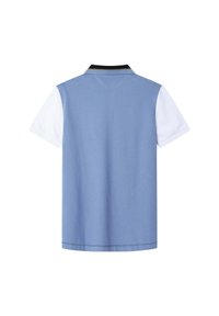 Hellblaues Poloshirt mit weißen kurzen Ärmeln, einem schwarzen Kragen und einer subtilen Textur, mit geradem Saum und einfachen Designdetails.