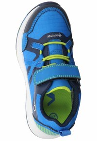 Modrá sportovní bota s nylonovým a syntetickým svrškem, suchým zipem a limetkově zelenými akcenty; strukturovaný design s tlustou bílou podrážkou.