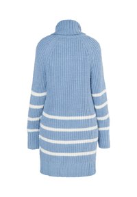 Hellblau gestrickter Pullover mit hohem Kragen, versehen mit weißen horizontalen Streifen, gerippter Textur und langen Ärmeln.