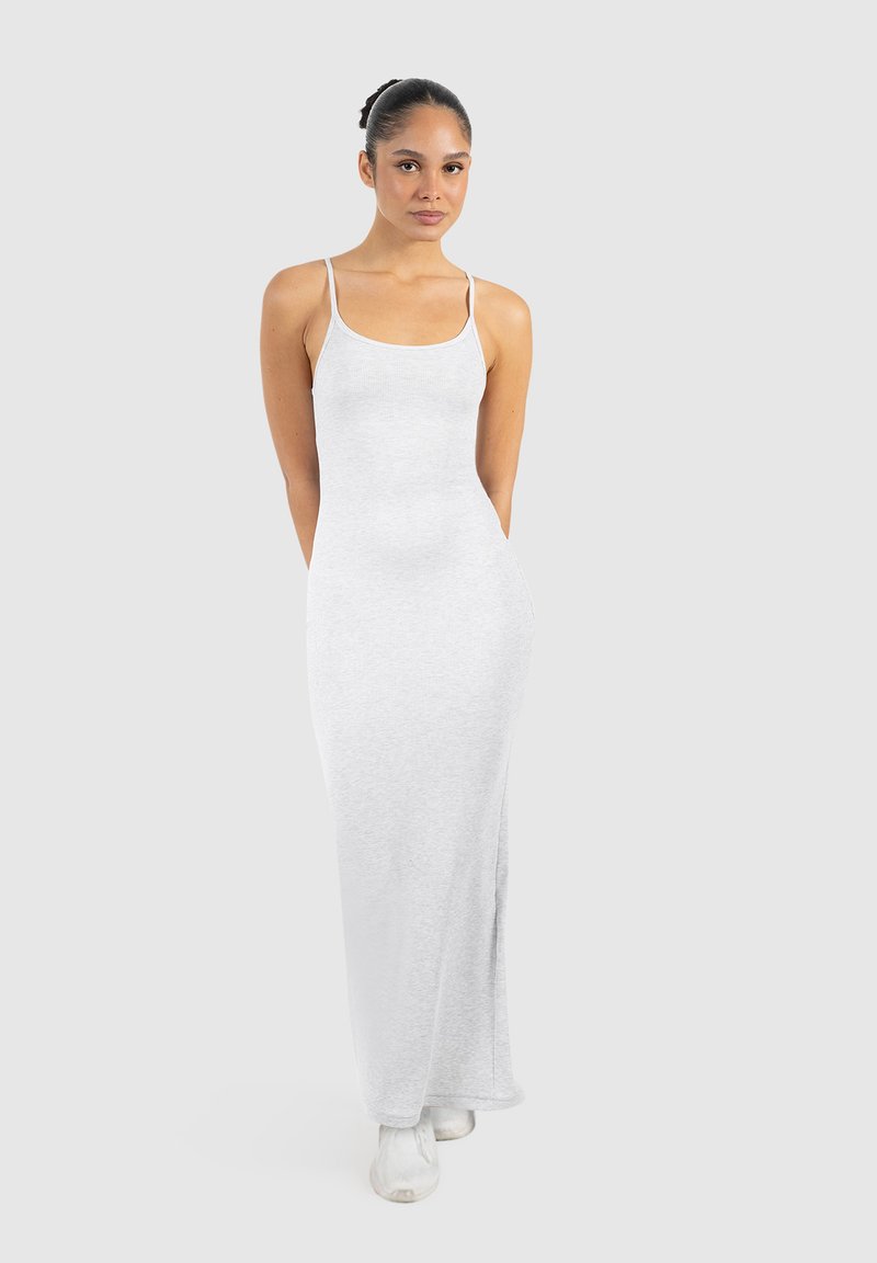 Vestido maxi blanco ajustado con tirantes finos y una tela suave y elástica. Presenta una silueta larga y recta con un diseño minimalista.