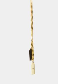 Collana con catena d'oro caratterizzata da accenti pendenti piatti, uno nero con un logo e l'altro dorato con una forma rettangolare e dettagli incisi.