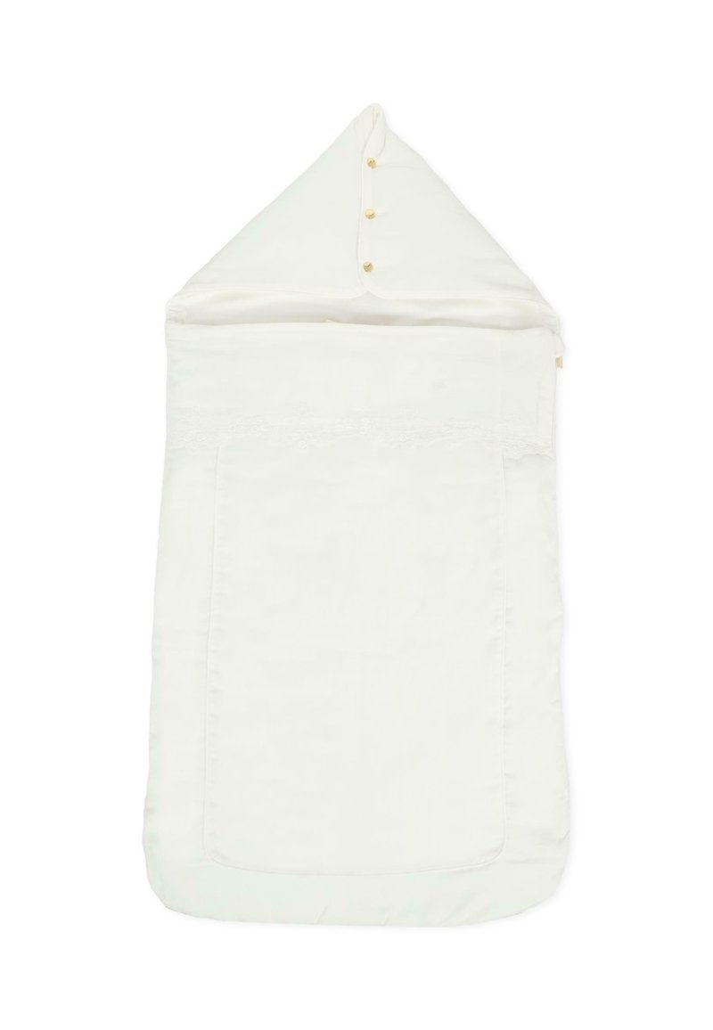 Sac de couchage pour bébé en tissu blanc doux, avec une capuche triangulaire ornée de trois boutons dorés, d'une bordure en dentelle et d'une grande poche avant.