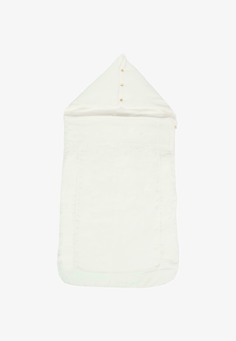 Sac de couchage pour bébé en tissu blanc doux, avec une capuche triangulaire ornée de trois boutons dorés, d'une bordure en dentelle et d'une grande poche avant.