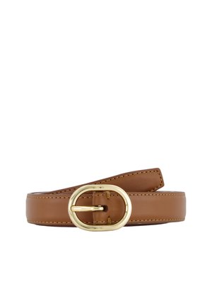 Ceinture en cuir marron avec boucle ovale dorée et coutures visibles, enroulée soigneusement sur un fond blanc.