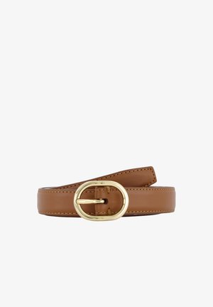 Ceinture en cuir marron avec boucle ovale dorée et coutures visibles, enroulée soigneusement sur un fond blanc.