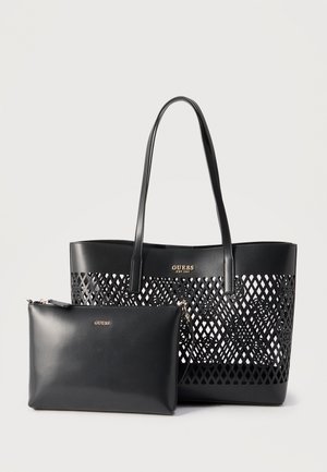 Borsa tote nera Guess con design a reticolo intagliato e pochette nera con cerniera abbinata, entrambe con logo dorato.
