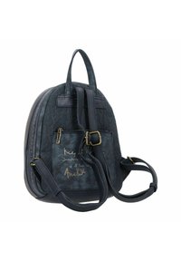 Strukturierter dunkelblauer Rucksack mit doppelt geformten Griffen, verstellbarem Schulterriemen und goldenen Akzenten. Verfügt über Reißverschlusstaschen und dekorativen Text auf der Vorderseite.