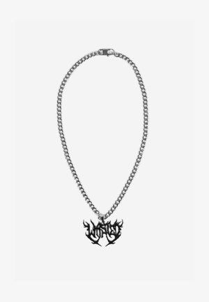 Collana con catena d'argento e ciondolo nero a forma di fiamma con design astratti e frastagliati.