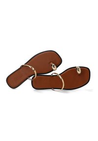 Sandalias planas marrones con bordes negros, que cuentan con un anillo para el dedo del pie dorado y una tira dorada sobre el pie.