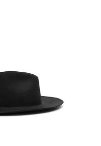 Schwarzer Filzhut mit breiter, flacher Krempe und runder Krone, der eine glatte Textur aufweist und keine sichtbaren Verzierungen hat.