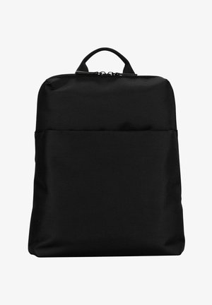 Sac à dos rectangulaire noir en tissu texturé, avec poignée supérieure et fermeture éclair sur fond blanc uni.