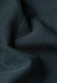 Ciemnozielony teksturowany materiał o tkaninowym wzorze, wykazujący lekkie połysku i miękką spływność.