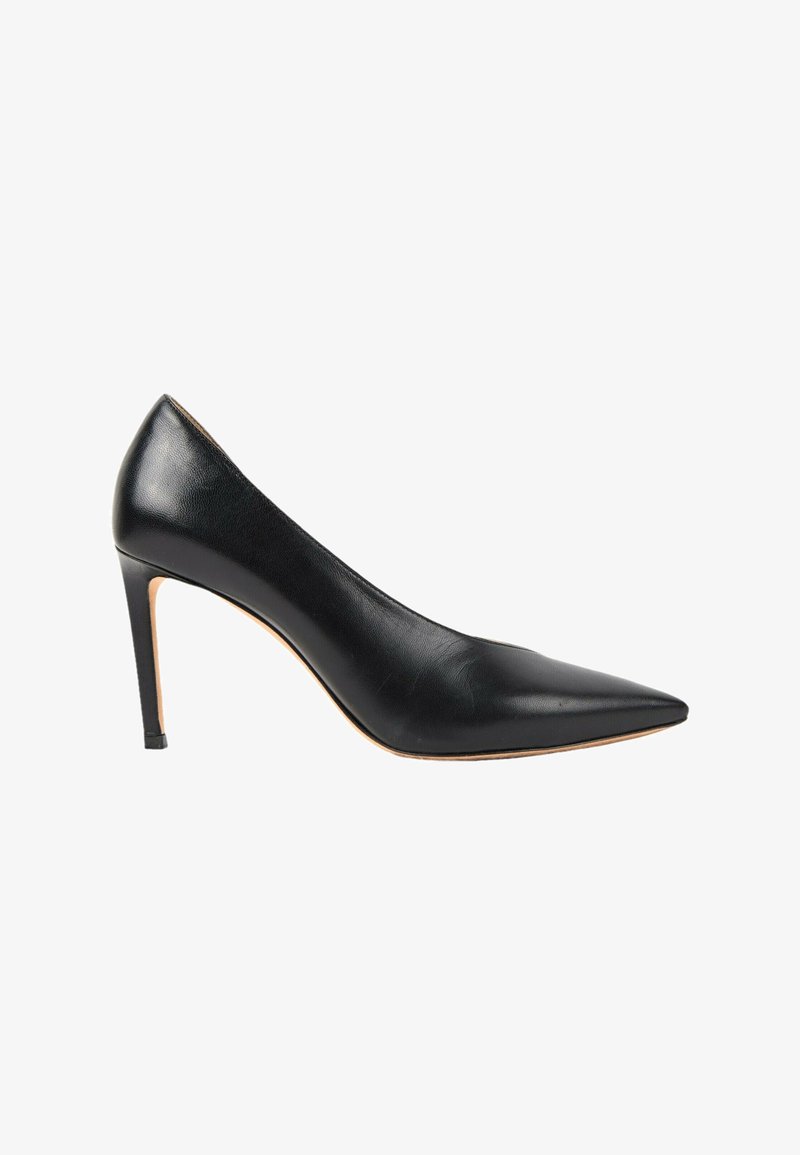 Escarpin en cuir noir à talon haut avec bout pointu et talon aiguille fin, présenté de profil sur fond blanc.