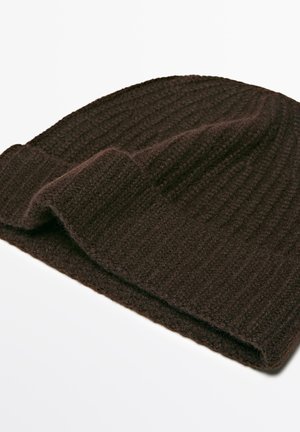 Bruine gebreide beanie met ribbelstructuur en omgeslagen rand, gemaakt van een zachte wolmix, met een diepe, rijke kleur.