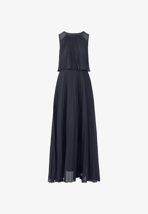 Donker marineblauwe geplooide jurk met een mouwloze top en gelaagd ontwerp. Vloeiende stof reikt tot aan de vloer en heeft doorschijnende accenten.