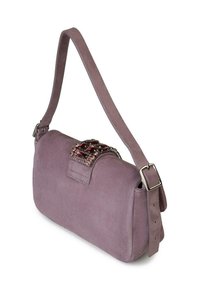 Borsa a tracolla in suede viola con una fibbia decorativa in strass, una singola tracolla regolabile e forma rettangolare.