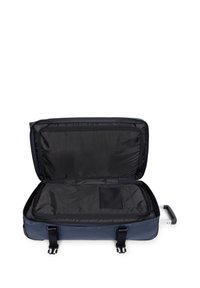 Maleta con ruedas de tela azul oscuro, abierta para revelar un interior forrado en negro con un bolsillo de malla; cuenta con correas ajustables y un asa resistente.