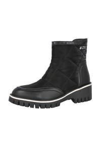 Botas negras hasta el tobillo con tejido acolchado, acentos de cuero texturizado, suela gruesa con surcos y detalle en plata del logo en el costado.