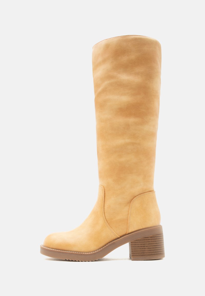 Ψηλή δερμάτινη μπότα σε μαυριτανή απόχρωση, με στρογγυλεμένη μύτη, τακούνι μπλοκ στοιβαγμένο και λεία μπότα που φτάνει κάτω από το γόνατο, εμφανιζόμενη σε πλαϊνή όψη.