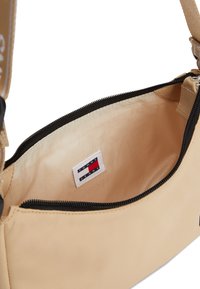 Tommy Jeans DAILY SHOULDER BAG - Torbica - gentle gold