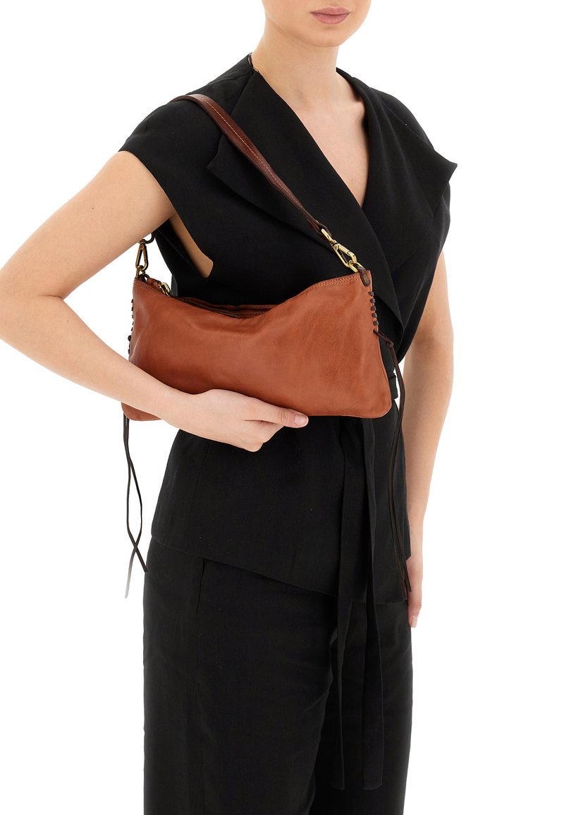 Borsa a tracolla in pelle marrone con una superficie liscia, forma slanciata e sottile, e tracolla staccabile. Presenta dettagli intrecciati su un lato.