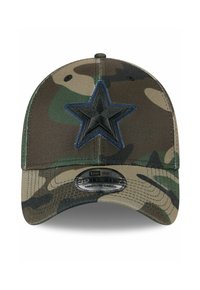 Casquette camouflage au design structuré, ornée d'un emblème en forme d'étoile noire, fabriquée en tissu à la texture lisse et avec une visière incurvée.