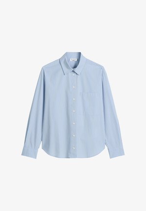 Lichtblauw overhemd met lange mouwen en knopen, voorzien van dunne witte verticale strepen, een omgeslagen kraag en een opgestikt zakje op de linkerkant van de borst.