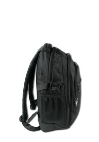 Zwarte multi-compartiment rugzak met zijnetvak, verstelbare gewatteerde schouderbanden en drukknop op de zijband, weergegeven vanaf de zijkant.