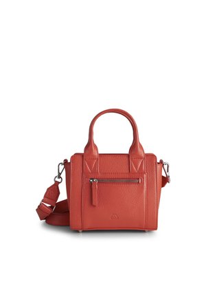 Kleine rote Ledertasche mit doppelten Griffen, vorderer Reißverschlusstasche und abnehmbarem Schulterriemen, stehend vor weißem Hintergrund.