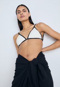 KARL LAGERFELD HOTEL KARL PAREO - Pludmales piederums - black