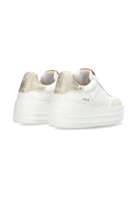 Sneakers bianchi in pelle con un accento metallizzato dorato testurizzato sul tallone, dotati di una suola piatta bianca rialzata e dettagli di cucitura discreti.