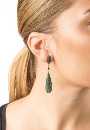 Orecchini a goccia verdi con superficie testurizzata, caratterizzati da una forma a goccia e hardware dorato. Accentuati da piccole pietre verdi.