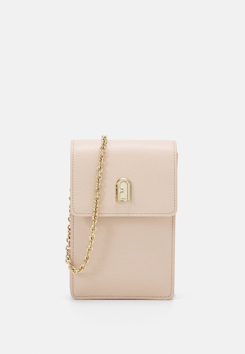 Růžový crossbody kabelka vyrobená z texturované umělé kůže, s zlatým kovovým řetízkem a malým zlatým zapínáním.