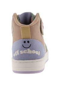 Höga sneakers i mocka och tyg i rosa, grön och beige. Funkar med ett leende ansikte på en blå hälen och texten "off school".