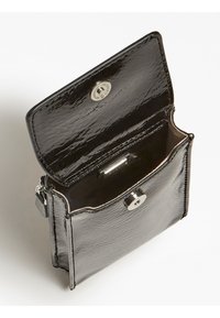 Borsa a tracolla nera, lucida, di forma rettangolare con chiusura a patta e accessori in argento. L'interno è spazioso, con una consistenza liscia e senza tasche aggiuntive.