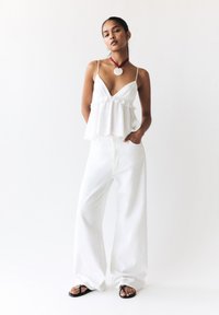 PULL&BEAR RUFFLED STRAPPY  - Débardeur - white