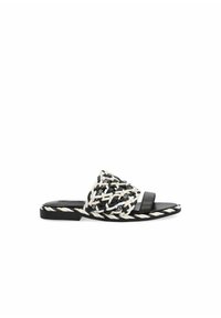 Sandal in cuoio intrecciato bianco e nero con una parte superiore in tessuto intrecciato e una suola liscia. Presenta un tacco basso e un design minimalista.