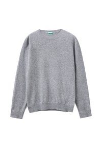 Jasnoszary sweter w długim rękawie o klasycznym kroju z ribbowanymi mankietami, dolnym wykończeniem i dekoltem, położony na białym tle.