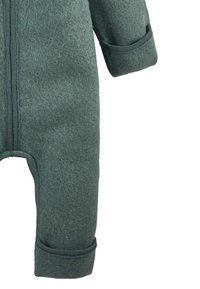 Grüner, gefilzter Overall mit Reißverschluss vorne, umgeschlagenen Ärmeln und weicher Textur. Taillierte Form für perfekten Sitz und Wärme.