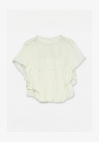 Blusa blanca de manga corta con detalles de encaje en la pechera, bordes ondulados y una sección inferior plisada.