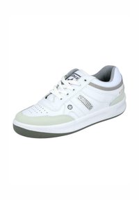 Zapatilla blanca con detalles en gris, puntera perforada y talón texturizado. Cuenta con cordones, cuello acolchado y un logo en el lateral. Suela de goma.